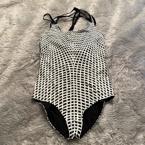 Lululemon strappy low back one piece swimsuit size 8 EUC